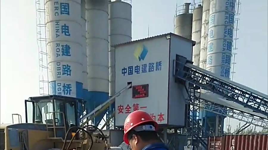 中國電建路橋在某項目中使用夯神HC高速液壓夯實(shí)機(jī)進(jìn)行地基壓實(shí)施工