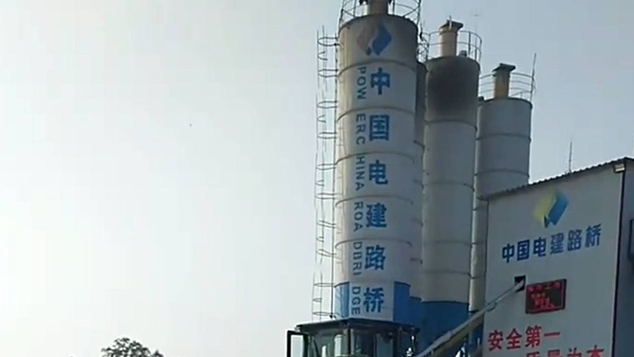 中國電建路橋在某項目中使用夯神HC高速液壓夯實(shí)機(jī)進(jìn)行地基壓實(shí)施工